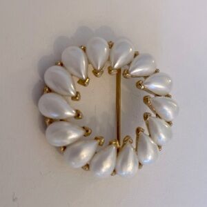 EARLY 1950'S CROWN TRIFARI GOLD-TONE FINISH TEARDROP FAUX PEARL WREATH BROOCH